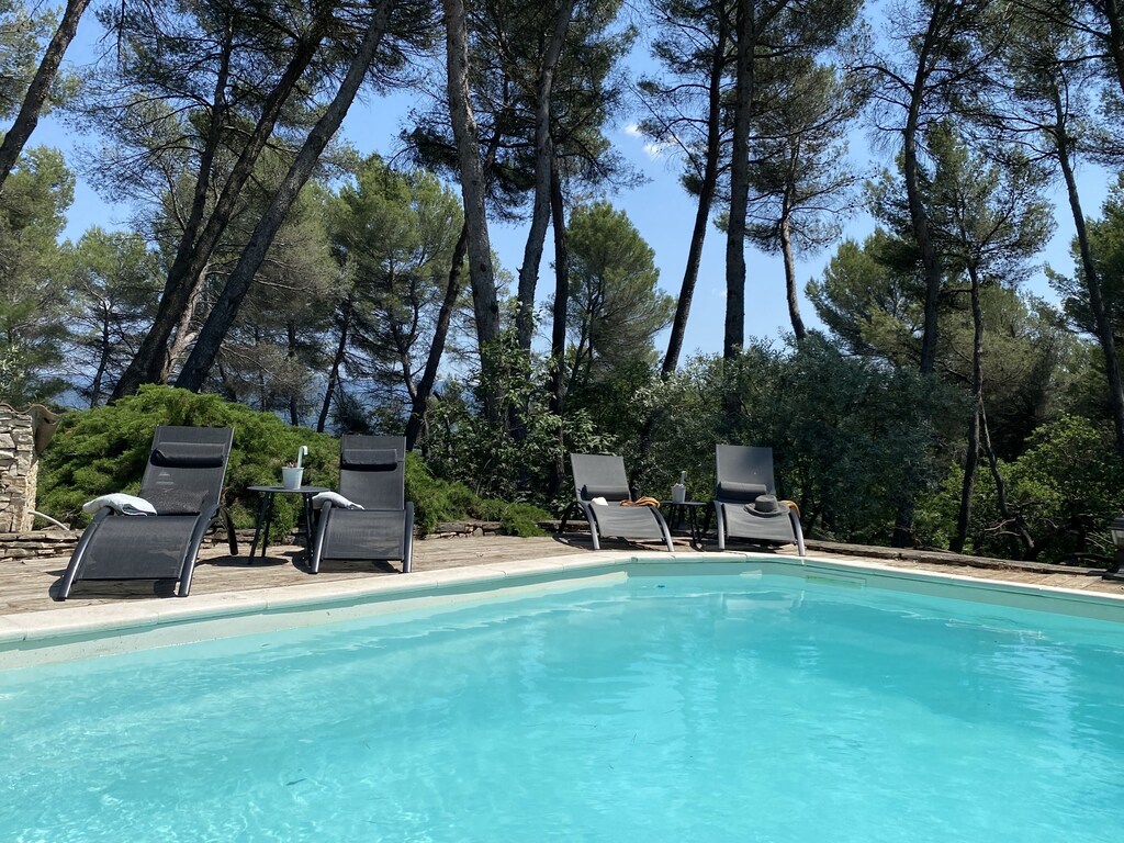 Ici une vue de la piscine de Mas Sous Les Pins
Location de villa dans le Luberon avec piscine
Mas provençal traditionnel implanté dans une magnifique pinède privative et calme offrant une vue imprenable. Intérieur raffiné, chaleureux et décoré avec goût.